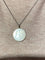 Pendentif Médaille Vierge en nacre et or blanc 18 carats, 26,5 mm 58 Facettes AB697