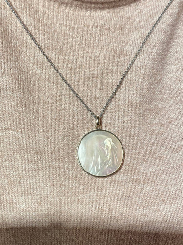 Pendentif Médaille Vierge en nacre et or blanc 18 carats, 26,5 mm 58 Facettes AB697