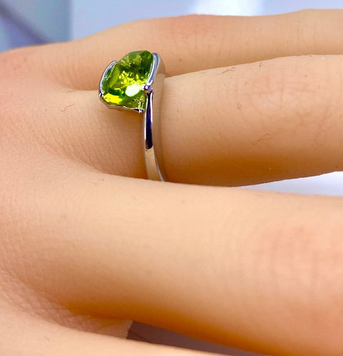 Bague 51 Bague en or blanc 18 carats au péridot 1,79 ct 58 Facettes AB700
