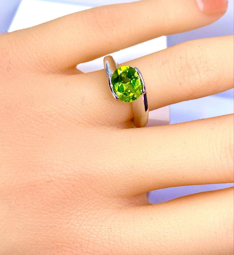 Bague 51 Bague en or blanc 18 carats au péridot 1,79 ct 58 Facettes AB700
