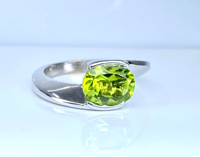 Bague 51 Bague en or blanc 18 carats au péridot 1,79 ct 58 Facettes AB700