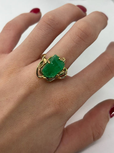 Bague 57 Bague en or jaune 18K sertie d’une émeraude brute 58 Facettes 1750