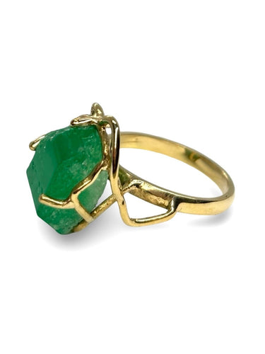 Bague 57 Bague en or jaune 18K sertie d’une émeraude brute 58 Facettes 1750