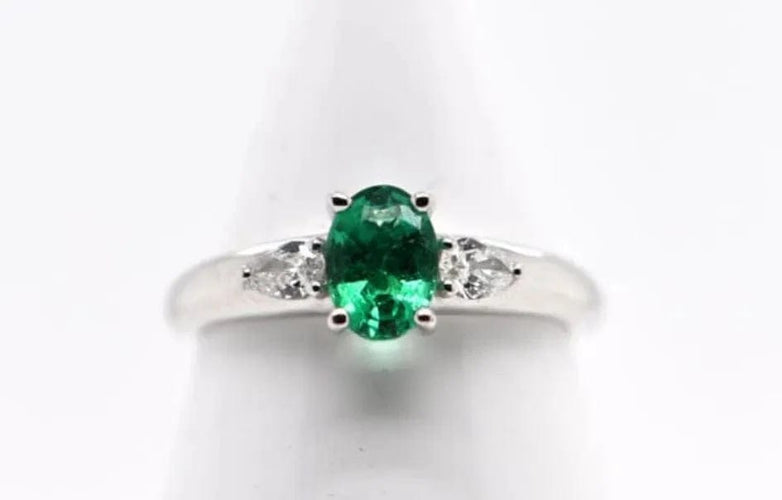 Bague 52 Bague en or blanc 18 carats avec émeraude et diamants 58 Facettes