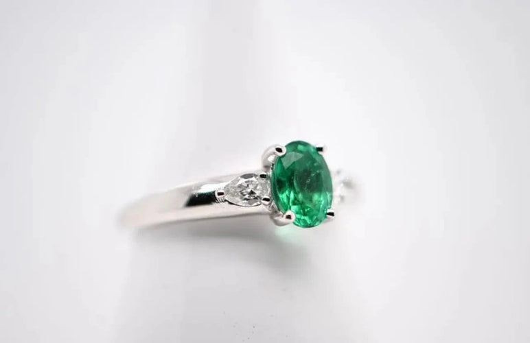 Bague 52 Bague en or blanc 18 carats avec émeraude et diamants 58 Facettes