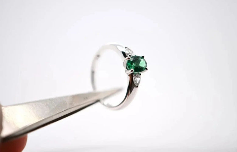 Bague 52 Bague en or blanc 18 carats avec émeraude et diamants 58 Facettes