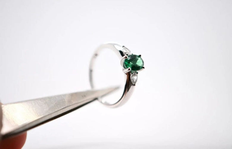 Bague 52 Bague en or blanc 18 carats avec émeraude et diamants 58 Facettes