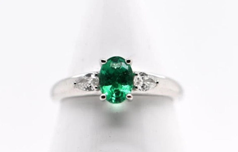 Bague 52 Bague en or blanc 18 carats avec émeraude et diamants 58 Facettes