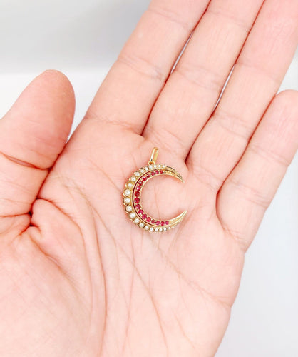 Pendentif Pendentif croissant de lune antique en or rose 14k, perles et pierres rouges 58 Facettes A06872