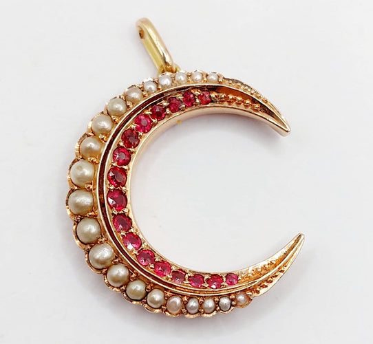 Pendentif Pendentif croissant de lune antique en or rose 14k, perles et pierres rouges 58 Facettes A06872