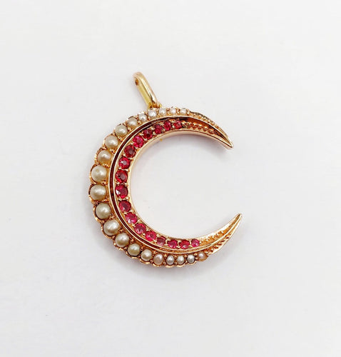 Pendentif Pendentif croissant de lune antique en or rose 14k, perles et pierres rouges 58 Facettes A06872