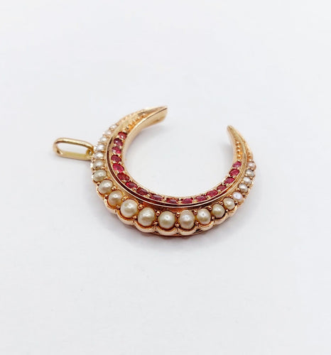 Pendentif Pendentif croissant de lune antique en or rose 14k, perles et pierres rouges 58 Facettes A06872