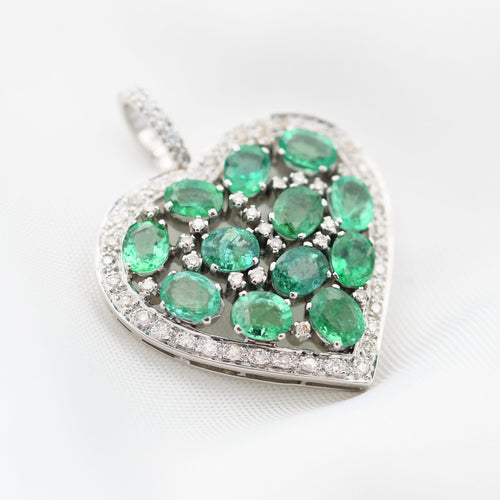 Pendentif Pendentif cœur en or blanc orné d'émeraudes de Zambie (4,2 ct) et de diamants 58 Facettes 22753