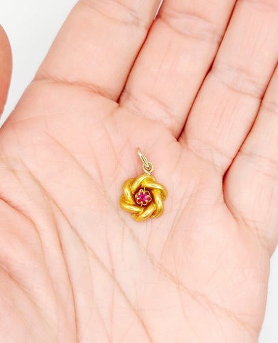 Pendentif Pendentif fleur antique en or jaune 18k et rubis (circa 1920) 58 Facettes A06858