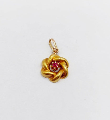 Pendentif Pendentif fleur antique en or jaune 18k et rubis (circa 1920) 58 Facettes A06858