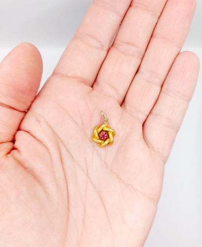 Pendentif Pendentif fleur antique en or jaune 18k et rubis (circa 1920) 58 Facettes A06858