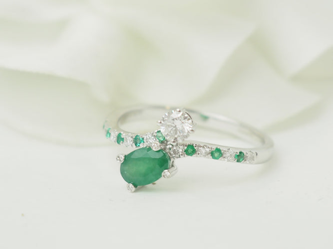 Bague 54 Mauboussin Duo d’Espérance - Bague croisée en or blanc avec émeraudes et diamants 58 Facettes 33715
