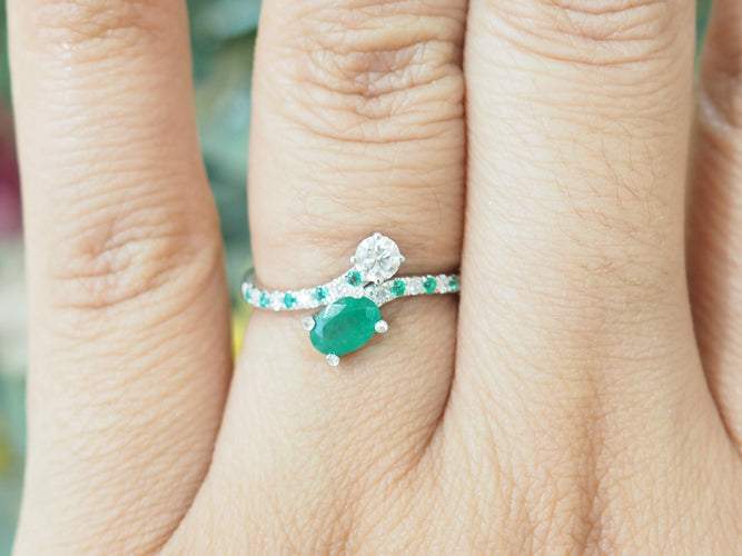 Bague 54 Mauboussin Duo d’Espérance - Bague croisée en or blanc avec émeraudes et diamants 58 Facettes 33715