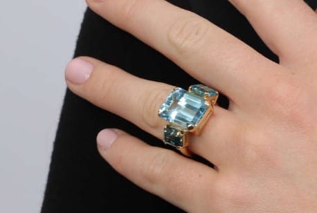 Bague 54 Bague en or jaune avec topaze rectangulaire 14,50 ct et zircons bleus 58 Facettes 248534