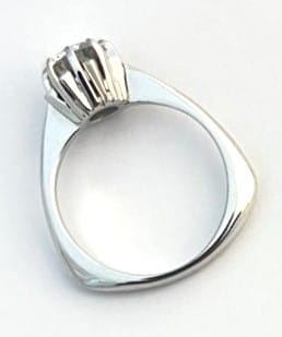 Bague 52 Bague solitaire en or gris avec diamant taille ancienne 0,78 ct 58 Facettes 227465