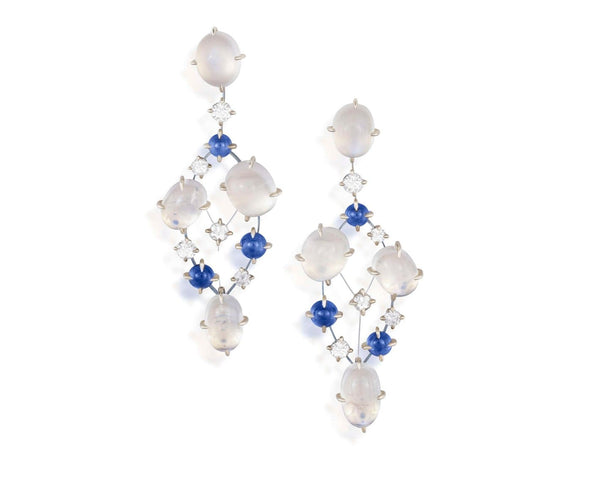 Boucles d'oreilles JOTHI SEROJ - Pendants d’oreilles en or gris et titane, pierres de lune, saphirs et diamants 58 Facettes 227235
