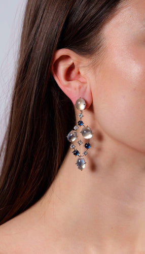 Boucles d'oreilles JOTHI SEROJ - Pendants d’oreilles en or gris et titane, pierres de lune, saphirs et diamants 58 Facettes 227235