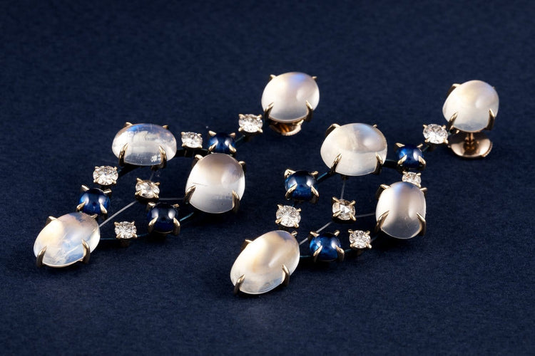 Boucles d'oreilles JOTHI SEROJ - Pendants d’oreilles en or gris et titane, pierres de lune, saphirs et diamants 58 Facettes 227235
