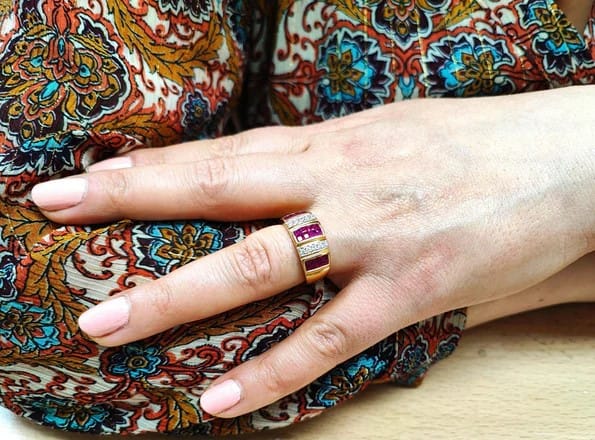 Bague 53 Bague jonc en or jaune 18K, rubis et diamants 58 Facettes DV.RUB.DAMIER