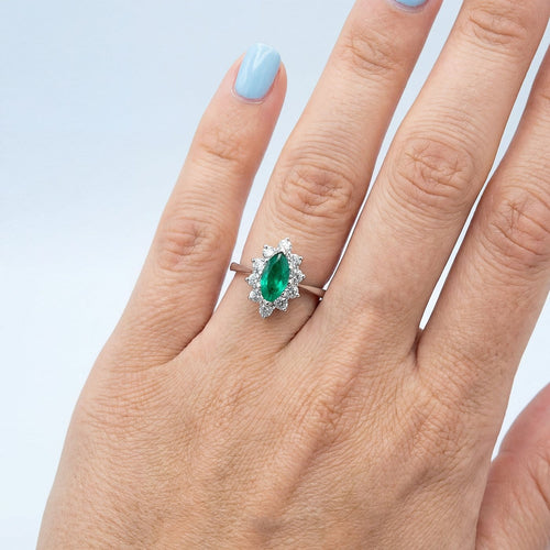 Bague 53 Bague marquise vintage en or blanc 18K, émeraude et diamants 58 Facettes 1776