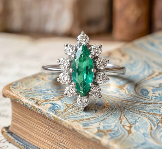 Bague 53 Bague marquise vintage en or blanc 18K, émeraude et diamants 58 Facettes 1776