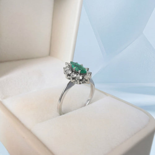 Bague 53 Bague marquise vintage en or blanc 18K, émeraude et diamants 58 Facettes 1776