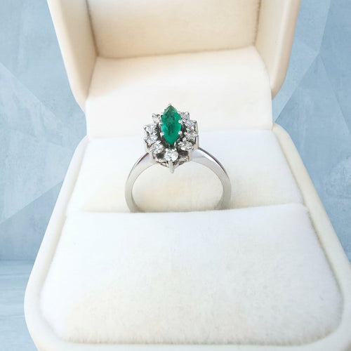 Bague 53 Bague marquise vintage en or blanc 18K, émeraude et diamants 58 Facettes 1776