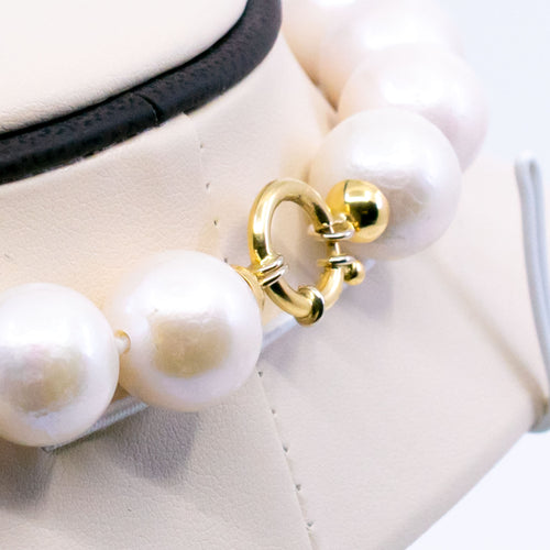 Collier Collier - Rang de perles Akoya 8 mm avec fermoir en or 18k 58 Facettes B9297CFB6B234A179F3F6BD92B54DA99