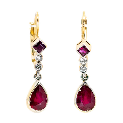 Boucles d'oreilles Boucles d'oreilles pendantes - Rubis et diamants en or 14k jaune et blanc 58 Facettes 75EE8CC54E28430B86B9AC125B5DF37B