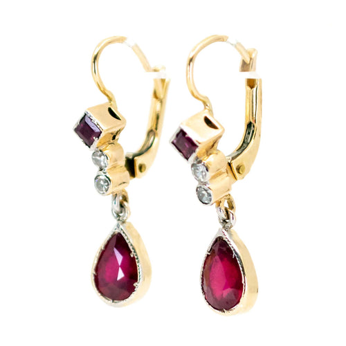 Boucles d'oreilles Boucles d'oreilles pendantes - Rubis et diamants en or 14k jaune et blanc 58 Facettes 75EE8CC54E28430B86B9AC125B5DF37B