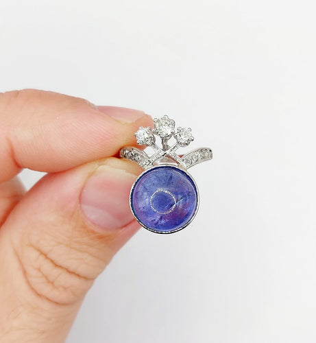 Bague 48 Bague duchesse vintage en or blanc 18k, tanzanite cabochon et diamants 58 Facettes A06916