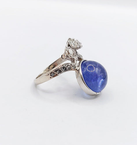 Bague 48 Bague duchesse vintage en or blanc 18k, tanzanite cabochon et diamants 58 Facettes A06916