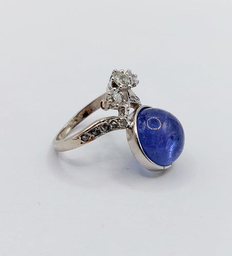 Bague 48 Bague duchesse vintage en or blanc 18k, tanzanite cabochon et diamants 58 Facettes A06916