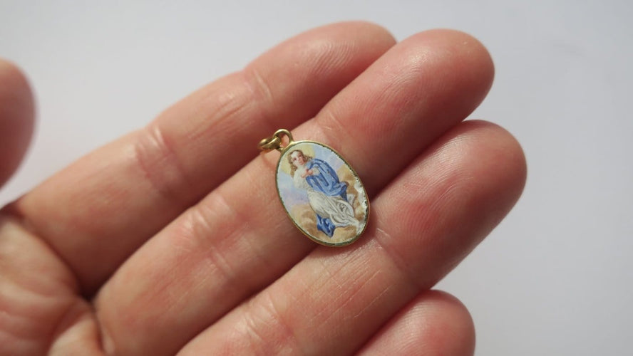 Pendentif Médaille pendentif - Porcelaine peinte en or jaune 18 carats 58 Facettes Medaille