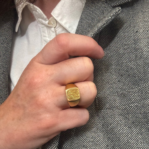 Bague 57 Chevalière aigle gravée en or jaune 18K 58 Facettes REF2528-295