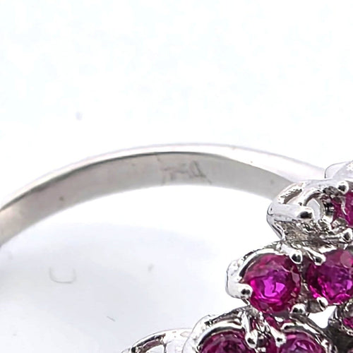 Bague 53 Bague en or blanc 18 kt avec rubis et diamants 58 Facettes 223/26 L
