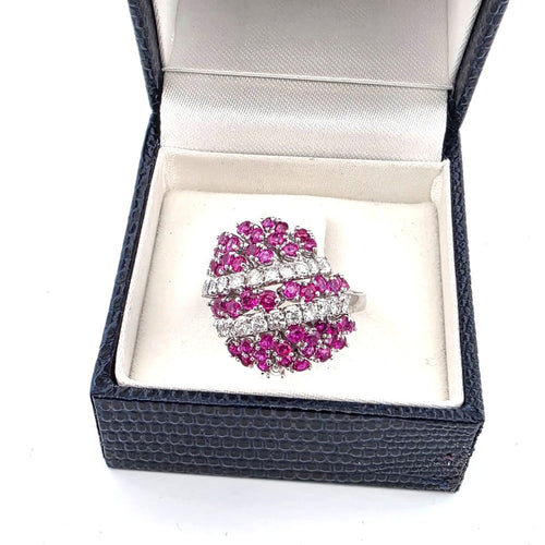 Bague 53 Bague en or blanc 18 kt avec rubis et diamants 58 Facettes 223/26 L