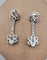 Boucles d'oreilles Boucles d'oreilles pendantes fleur en or blanc 18 ct et diamants 58 Facettes CV-029