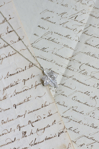 Collier Art déco - Collier pendentif feuille en or blanc, platine et diamants 58 Facettes