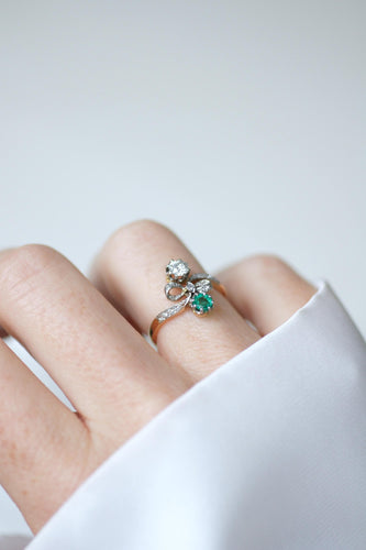 Bague 51 Bague nœud Duchesse Belle Époque en or jaune et platine, émeraude et diamants 58 Facettes
