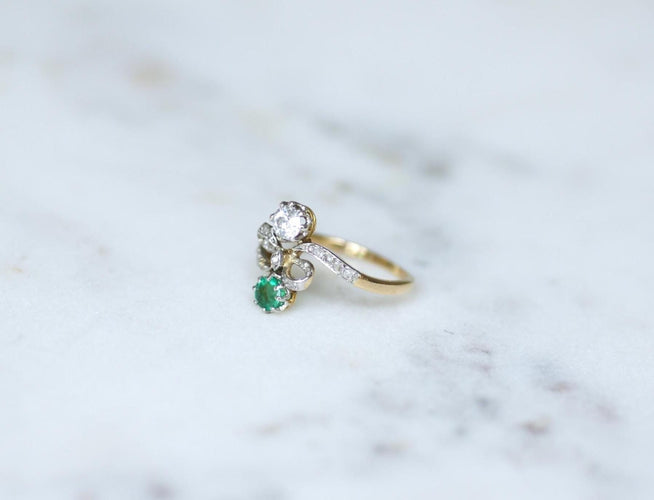 Bague 51 Bague nœud Duchesse Belle Époque en or jaune et platine, émeraude et diamants 58 Facettes