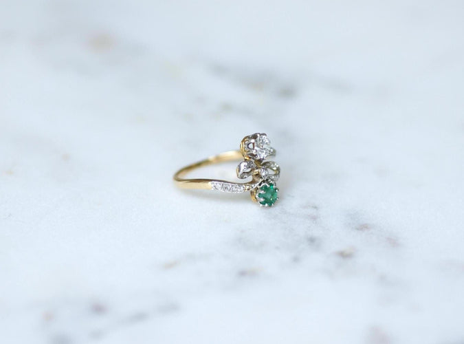 Bague 51 Bague nœud Duchesse Belle Époque en or jaune et platine, émeraude et diamants 58 Facettes