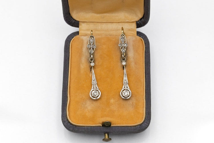 Boucles d'oreilles Boucles d'oreilles pendantes anciennes en or jaune et platine, diamants 58 Facettes 11820