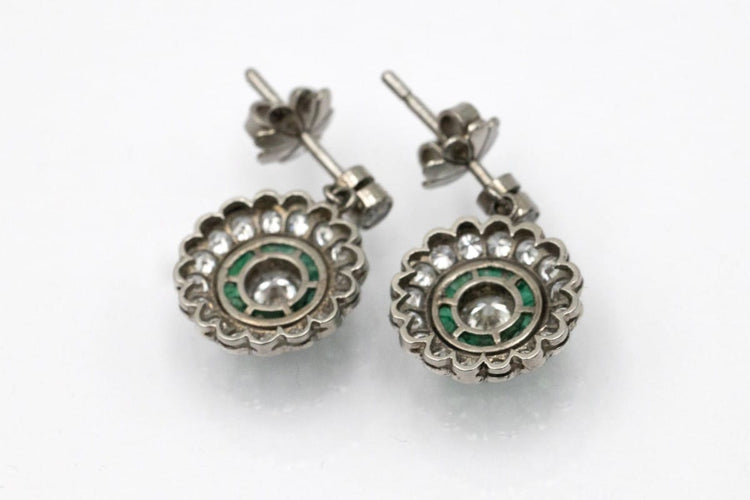 Boucles d'oreilles Art déco - Boucles d’oreilles pendantes en platine 950, émeraudes et diamants 1,80 ct 58 Facettes 11939