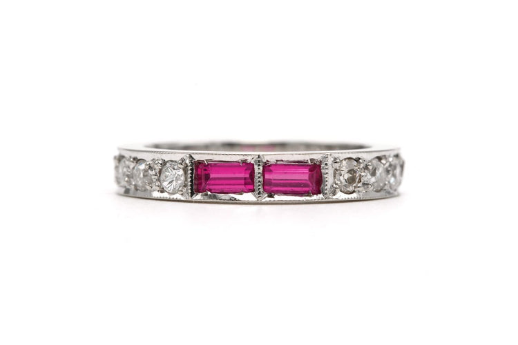 Bague 52 Alliance américaine années 70 en or blanc 18 carats, rubis et diamants 58 Facettes 23716